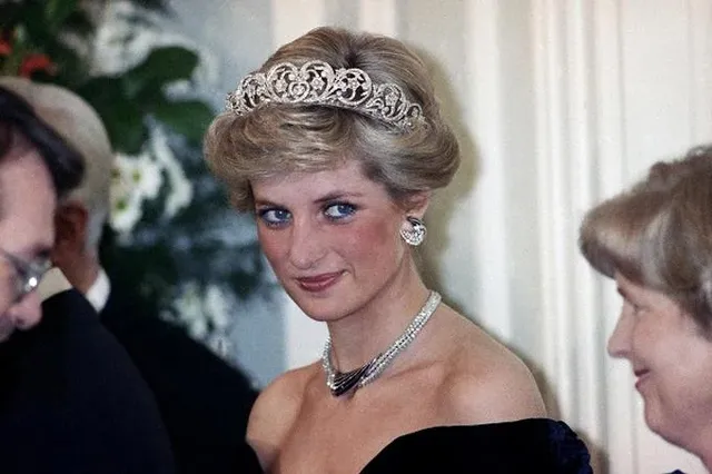 Subastarán vestido icónico de la Princesa Diana