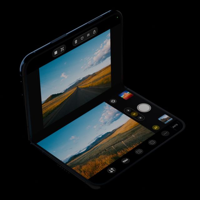 El iPhone Duo entreabierto con Halide: la imagen arriba y los controles de la cámara en la mitad inferior