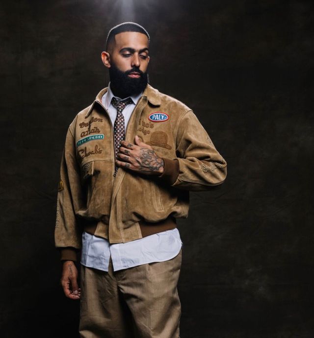 Eladio Carrión con chaqueta beige y corbata