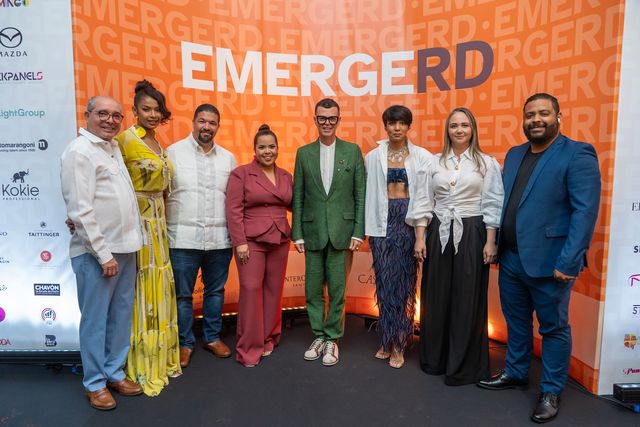 Henry Coradín, Angélica de los Santos, Joan González, Marielle Araujo, Sócrates McKinney, Ichanell Rodríguez, Estela Coiscou y Francis Rosa en la presentación de EmergeRD