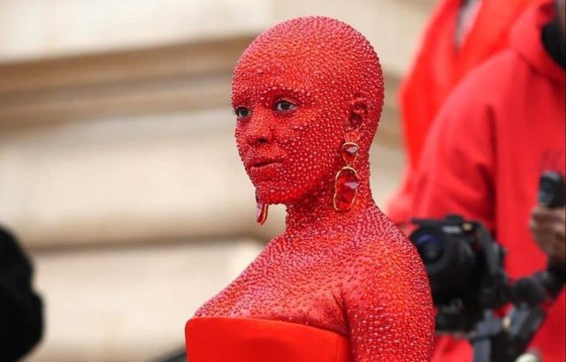 Doja Cat, Naomi Campbell e Irina Shayk en desfile de Schiaparelli