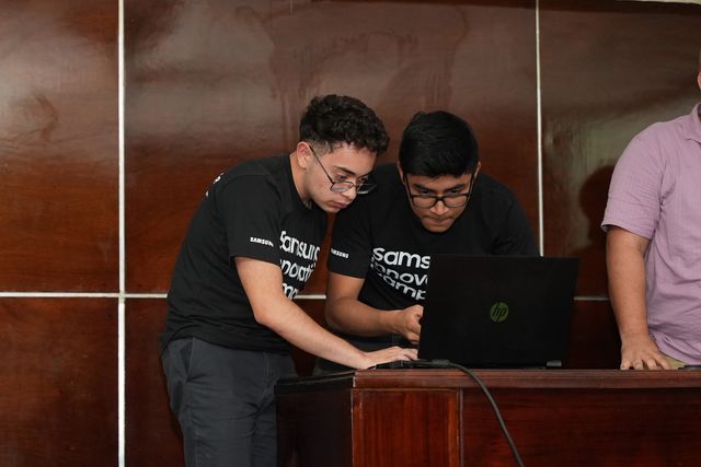 Dos estudiantes trabajan en una laptop durante una actividad del Samsung Innovation Campus