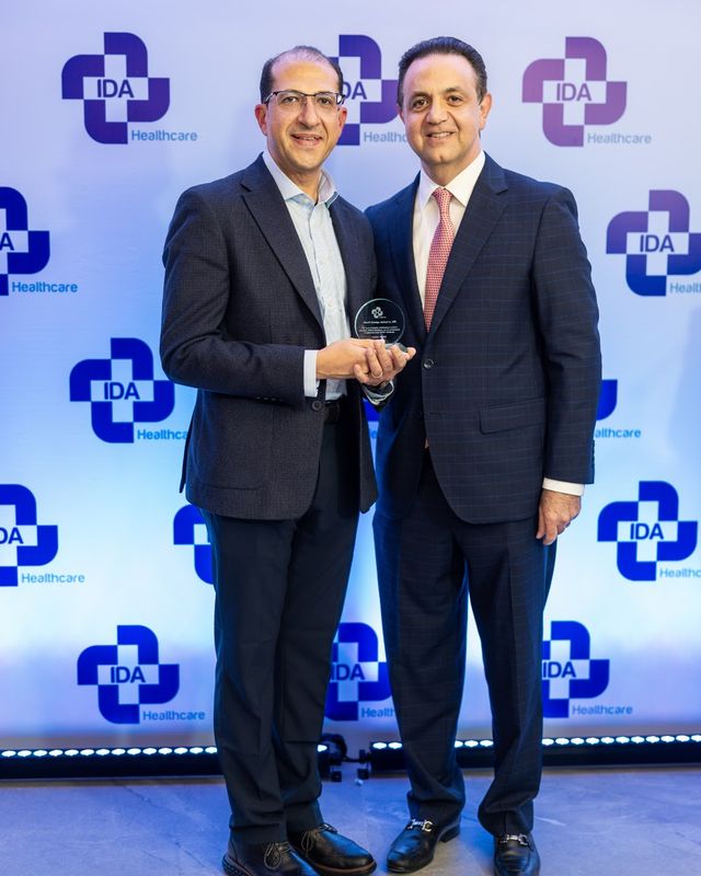 Sherif Andrawes y Hamid R. Feiz con un reconocimiento en IDA Healthcare