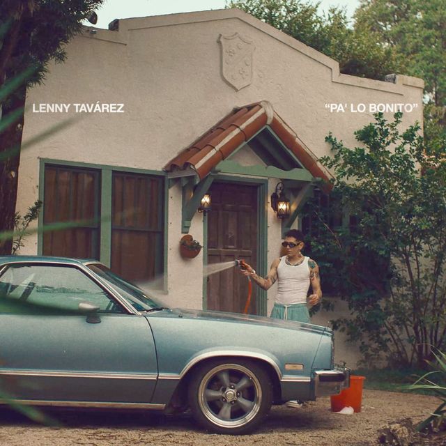 Portada de «Pa' Lo Bonito»: Lenny Tavárez junto a un carro clásico frente a una casa