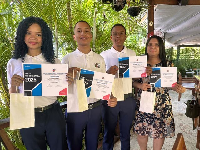 Leidy Díaz, Abdías Cuevas, Yender Martínez y la profesora Yessica Ávila muestran sus certificados de Solve for Tomorrow 2026
