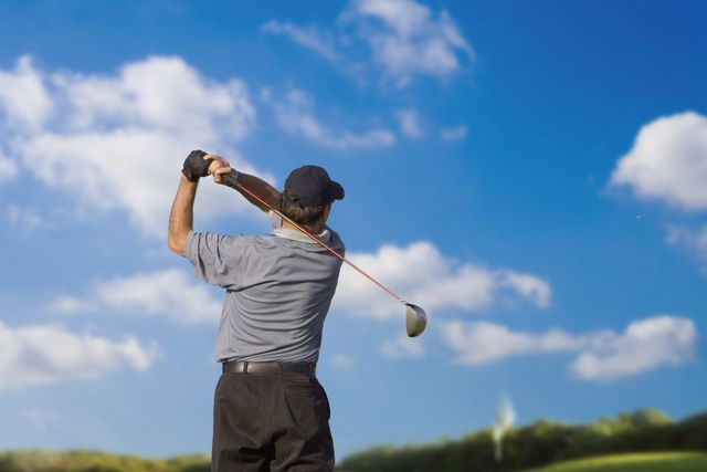 Golfista en el campo de 18 hoyos de Playa Dorada