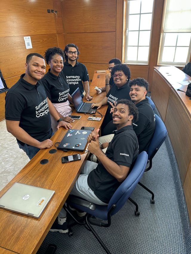 Jóvenes con camisetas del Samsung Innovation Campus trabajan con laptops