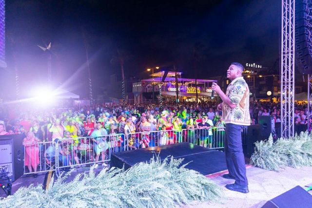 Jandy Ventura en tarima de noche ante el público