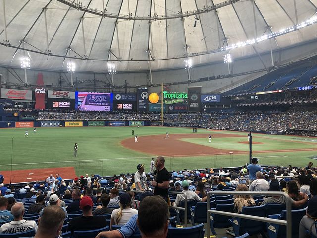 Aficionados en las gradas del Tropicana Field, bajo el techo de domo, durante un juego de postemporada de los Rays en 2023