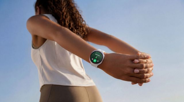 Una mujer estira los brazos con un Galaxy Watch9 en la muñeca