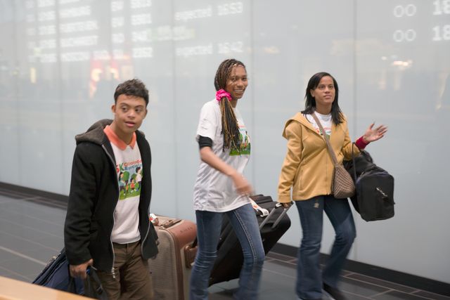 Atletas dominicanos de Olimpiadas Especiales llegan con sus maletas al aeropuerto de Viena en 2017