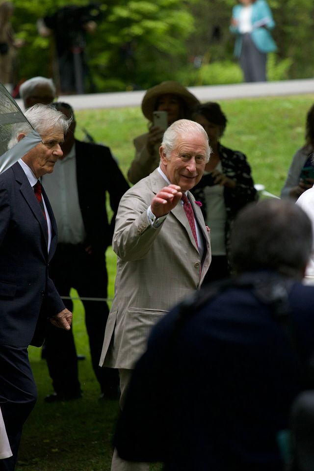 El rey Carlos III saluda al público con la mano durante un recorrido al aire libre en Rideau Hall, Ottawa