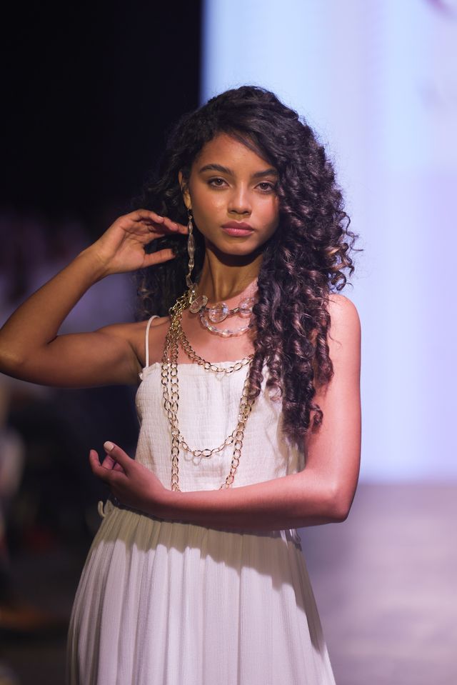 Modelo con collares largos de la colección «Alquimia»