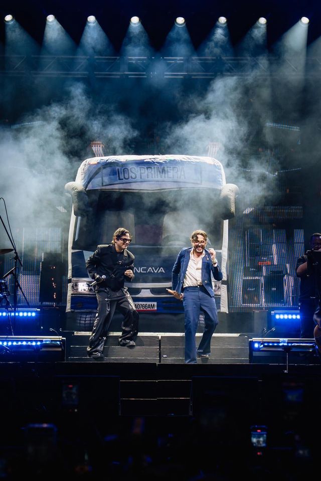 Servando y Florentino bailan frente a un autobús escenográfico entre humo y luces azules