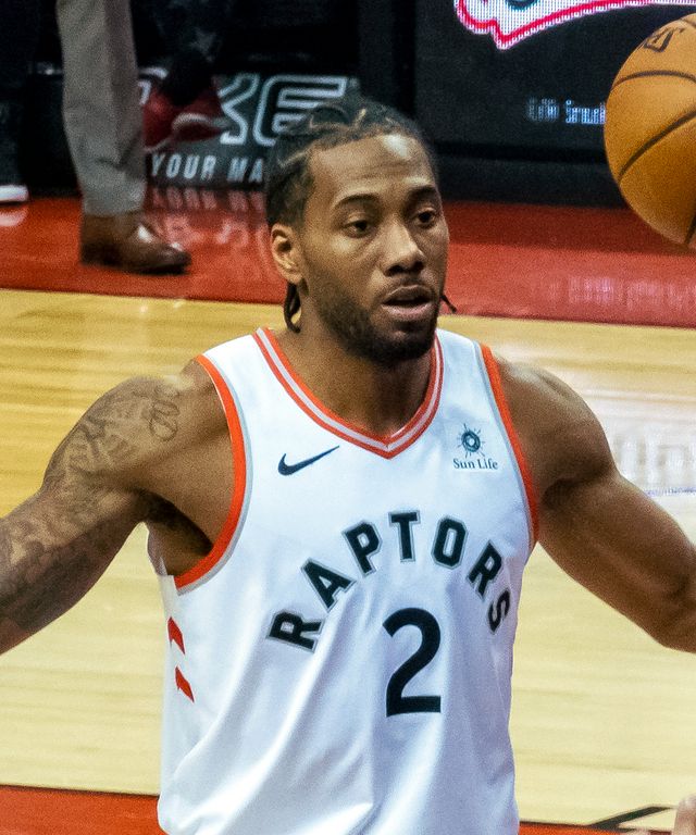 Kawhi Leonard con el uniforme de los Raptors de Toronto en un juego ante los Hornets en el Scotiabank Arena en 2019