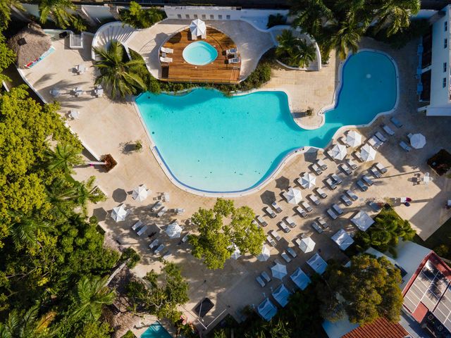 Vista aérea de la piscina y los jardines de Viva Heavens by Wyndham en Playa Dorada