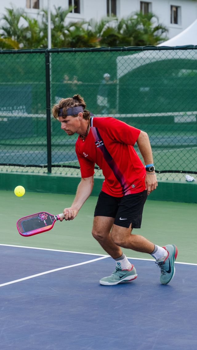Un jugador golpea la pelota durante un partido de pickleball