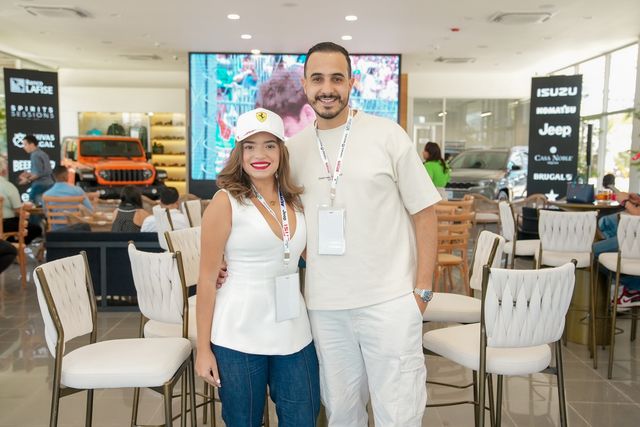 Angie Rodríguez y Emmanuel Fermín en el showroom de Jeep