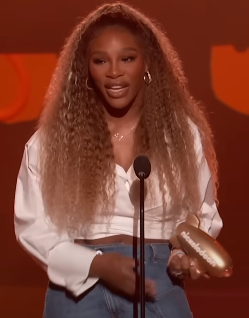 Serena Williams habla en la tarima de los Kids’ Choice Awards de 2024