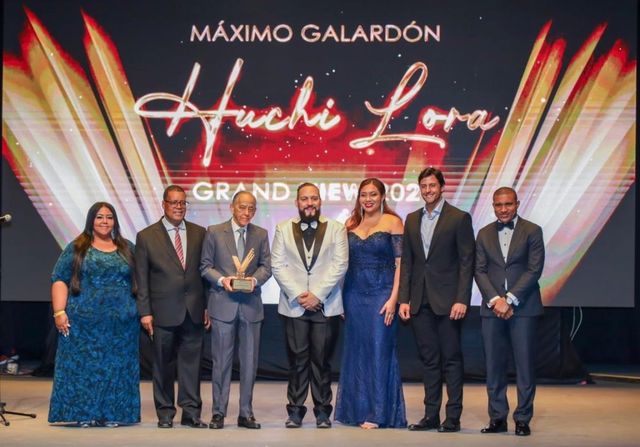 Rita Pérez, Ramón Chávez, Huchi Lora, Omar Rivera, Amelia Reyes, Raymond Rodríguez y Vargavila Riverón en una edición anterior de los View Awards