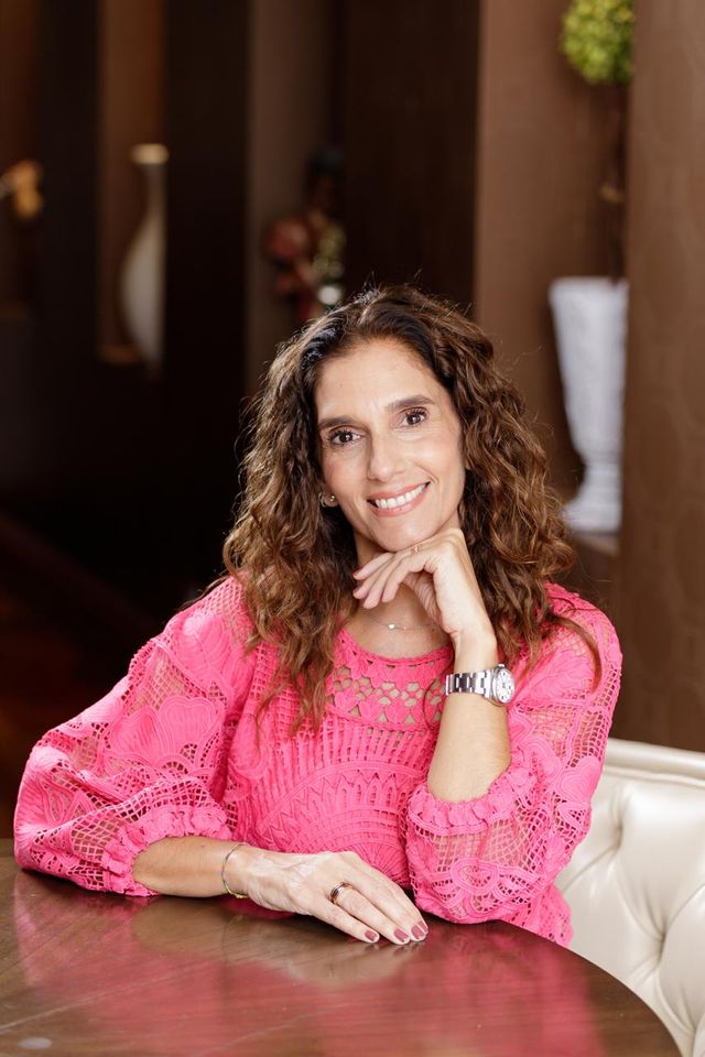 La doctora Verónica Alume, médica radioncóloga, con blusa rosada