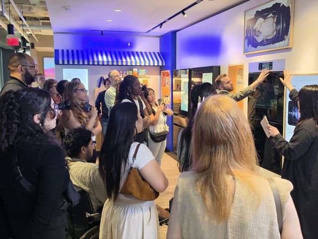 Periodistas e influencers observan una demostración de electrodomésticos de cocina en The Brief New York