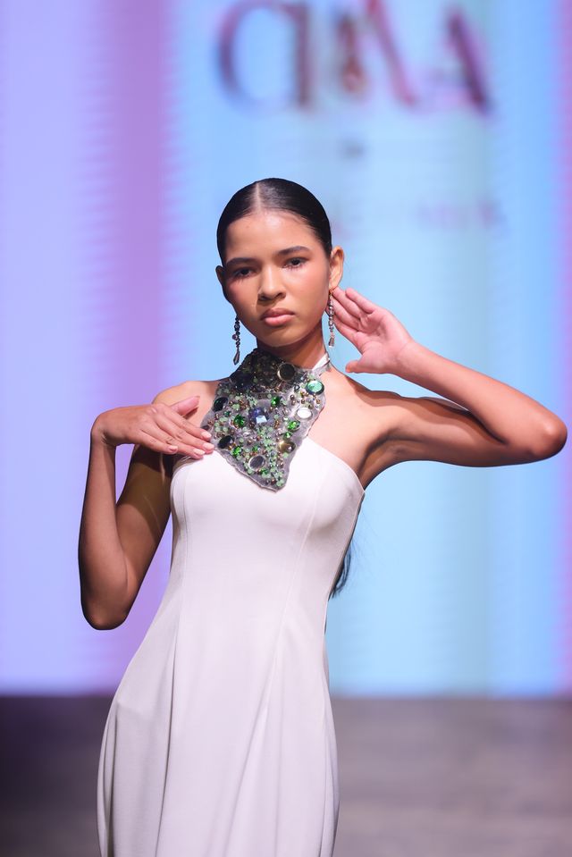 Collar de pedrería verde de la colección «Alquimia» de CIMA