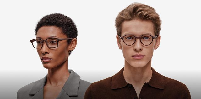 Una mujer y un hombre llevan los lentes inteligentes Even G2 Brown 2 con montura de carey