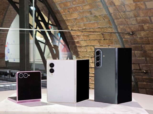 Los Galaxy Z Flip8, Galaxy Z Fold8 y Galaxy Z Fold8 Ultra de pie sobre una mesa
