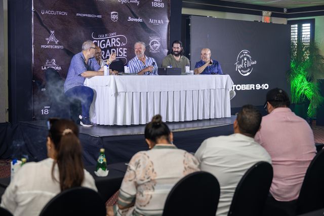 Panel del seminario de cigarros de Cigars in Paradise frente al público