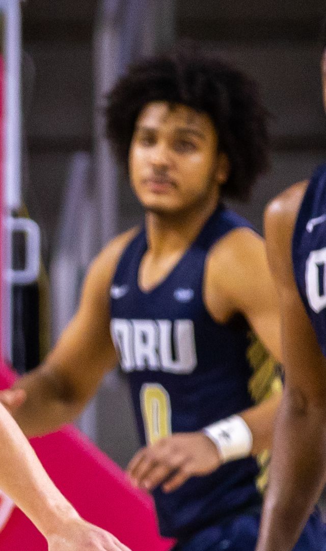 Kevin Obanor con el uniforme azul de Oral Roberts en un partido universitario de 2020