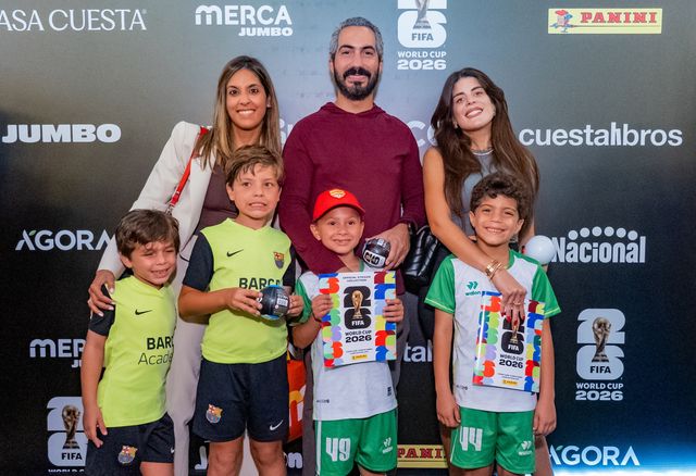 Farah Robles, Ricardo García, Laura Read y los niños Andrés Lara, Adrián Lara, Sebastián García y Felipe Villaman