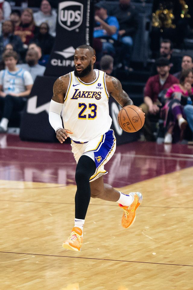 LeBron James conduce el balón durante un partido de la NBA en 2023