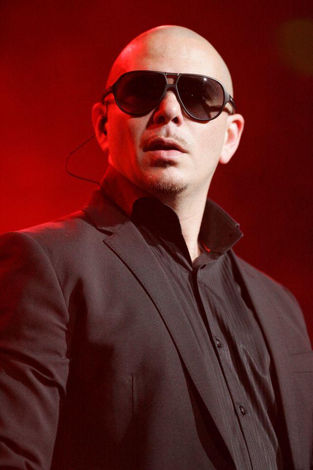 Pitbull canta en tarima durante su gira Planet Pit en Sídney, Australia, en 2012