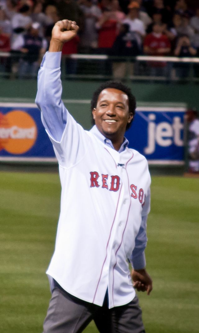 Pedro Martínez, con camiseta de los Medias Rojas, levanta el puño ante el público de Fenway Park en 2010