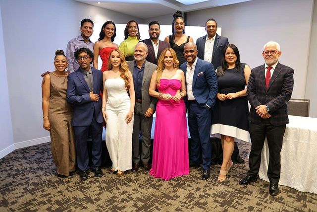 El equipo de «El Domingo es Mío» posa en grupo durante la presentación del programa