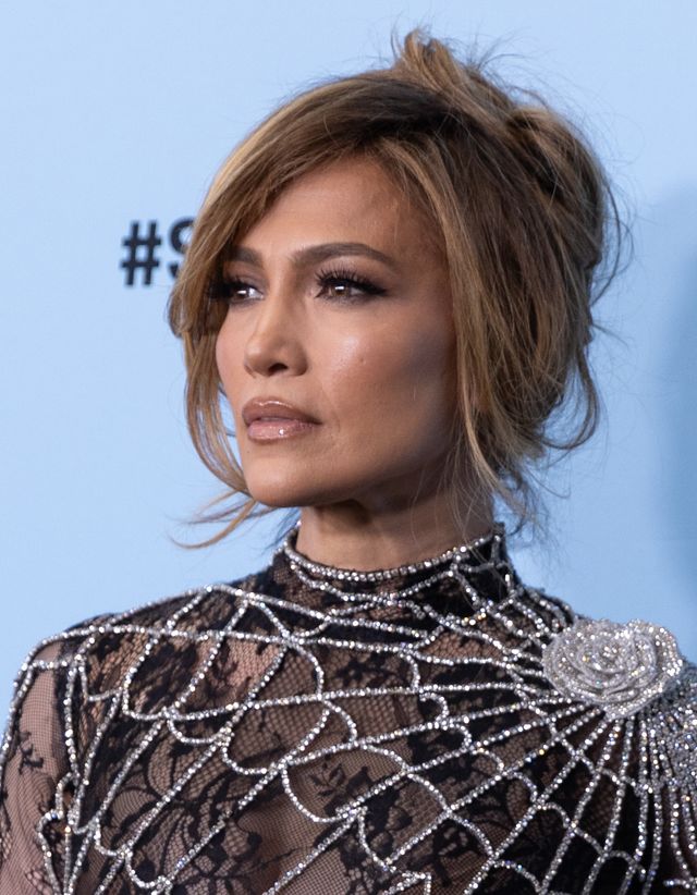 Jennifer Lopez, con el pelo recogido y un vestido de encaje negro con cristales en forma de telaraña, en el Festival de Sundance 2025