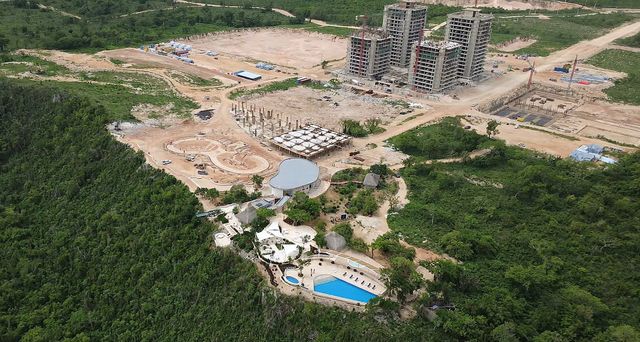 Vista aérea de las torres en construcción y la zona de piscina de Larimar City & Resort en Punta Cana