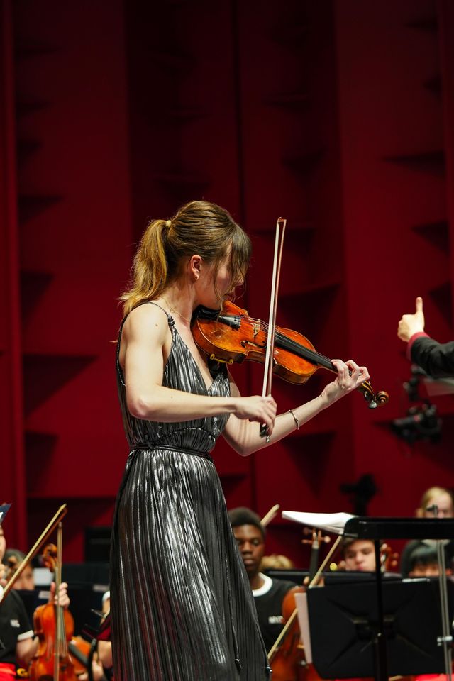 La violinista Tessa Lark junto a la NYO2 en Santo Domingo