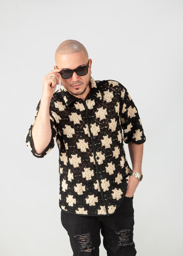 Nacho Estrella se ajusta las gafas, con camisa estampada