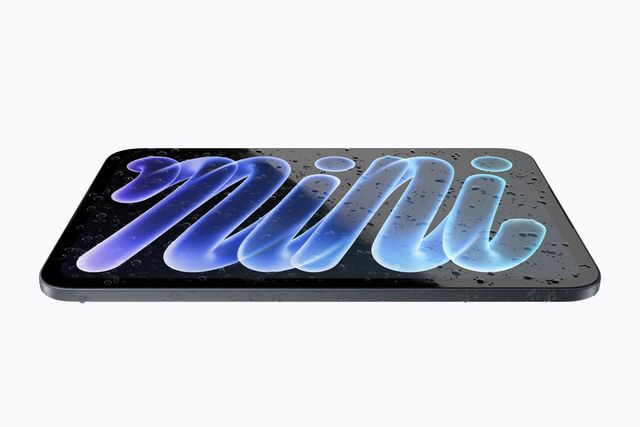 El nuevo iPad mini sobre una superficie con gotas de agua, gracias a su certificación IP67