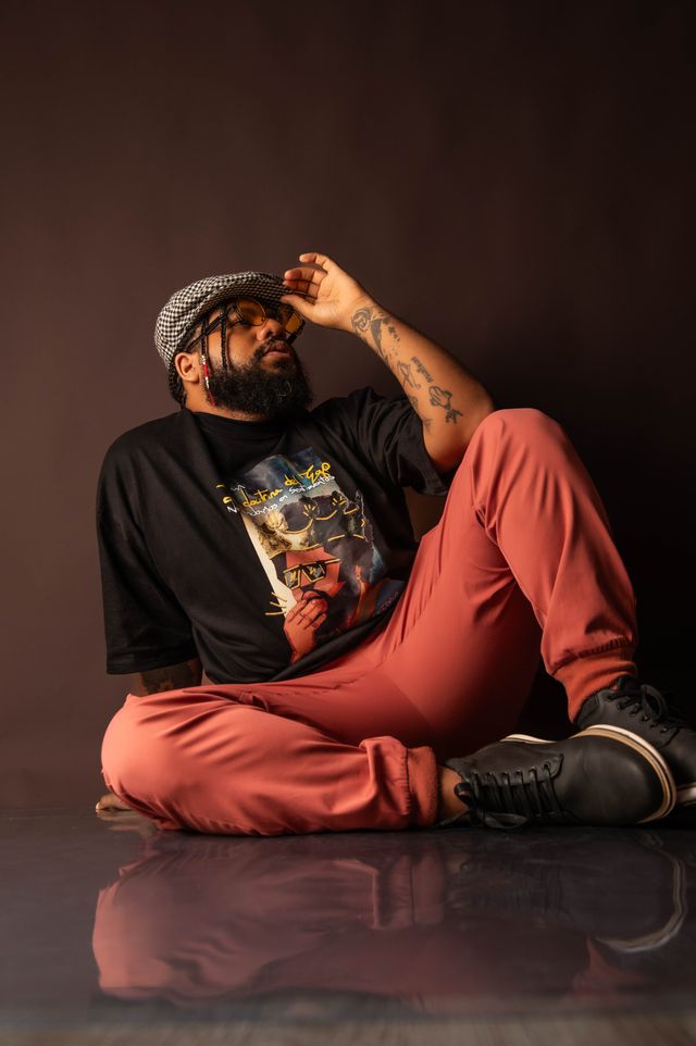 El artista de hip hop alternativo Egórico sentado en el suelo