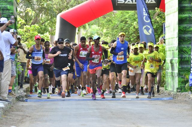 Corredores toman la salida bajo el arco de la Jungle Trail Race en Bávaro Adventure Park
