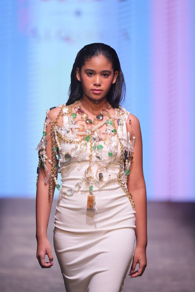 Una modelo vestida de blanco luce un peto joya de la colección «Alquimia» de CIMA