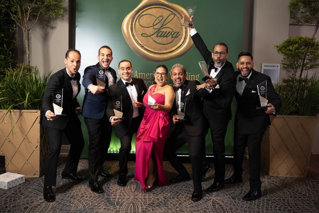 Galardonados de los Premios LAWA 2026 posan con sus trofeos