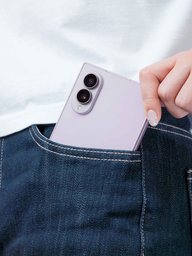 Un Galaxy Z Fold8 plegado asoma del bolsillo trasero de un pantalón