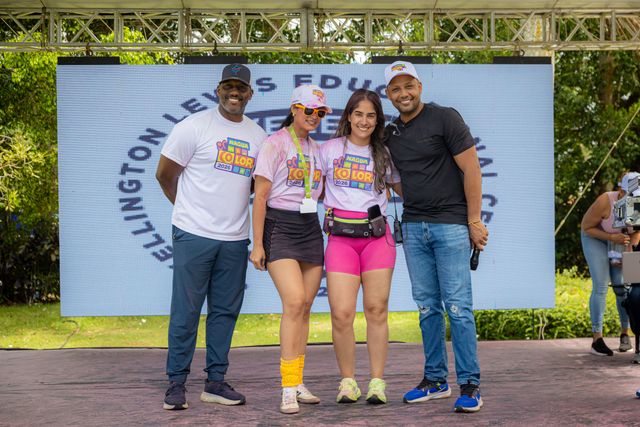 Henrique Quailey, Albania González, Eddylaine González y Carlos Machuca en la tarima de Nagua In Color 5K