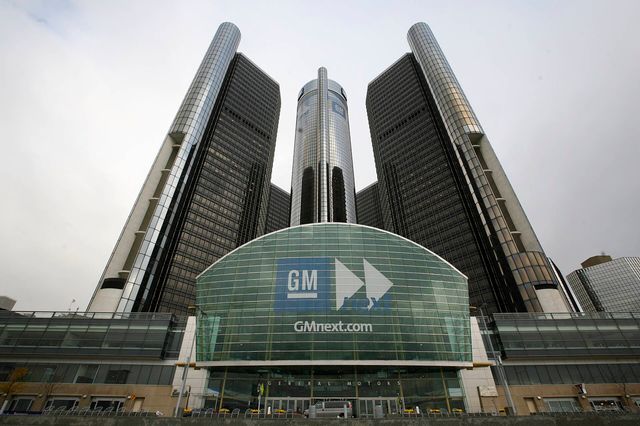 Torres del Renaissance Center, sede de General Motors en Detroit, con el logo de GM en la fachada