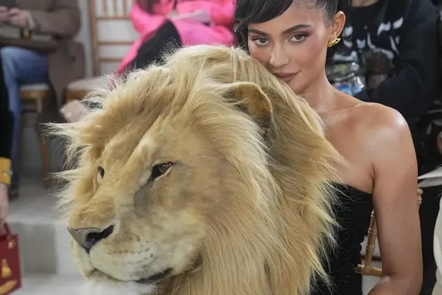 Kylie Jenner se robó las miradas con una cabeza de león