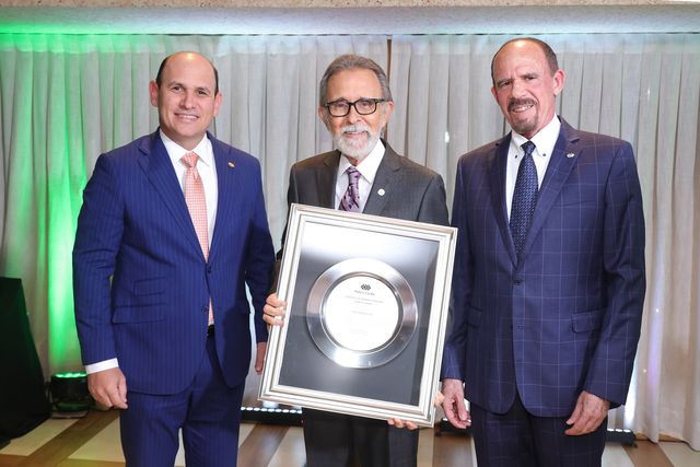 Edgar Del Toro, Edmundo Aja y José Hernández con la placa conmemorativa del homenaje de Banco Caribe